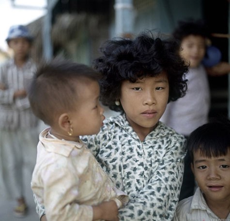 Trông em khi mẹ đi làm.